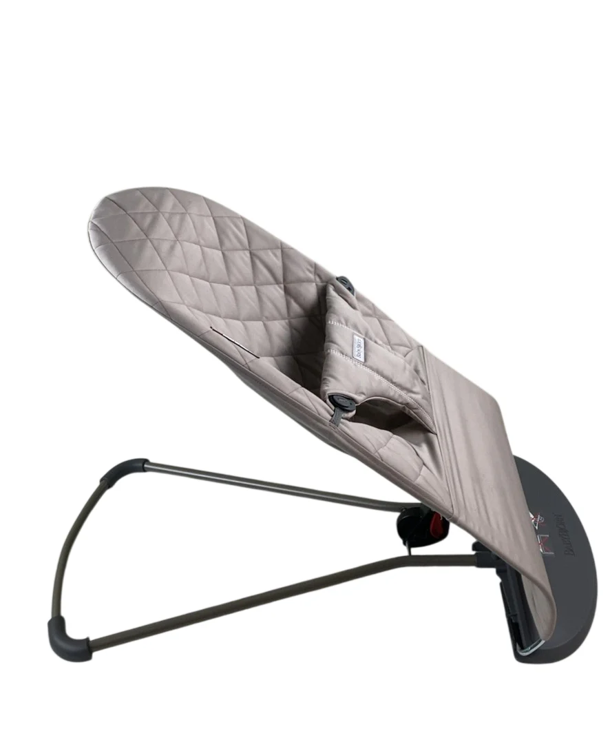 BabyBjorn Bouncer Bliss, Dark Gray Frame, Sand Gray Cotton Classic Quilt - Image 3