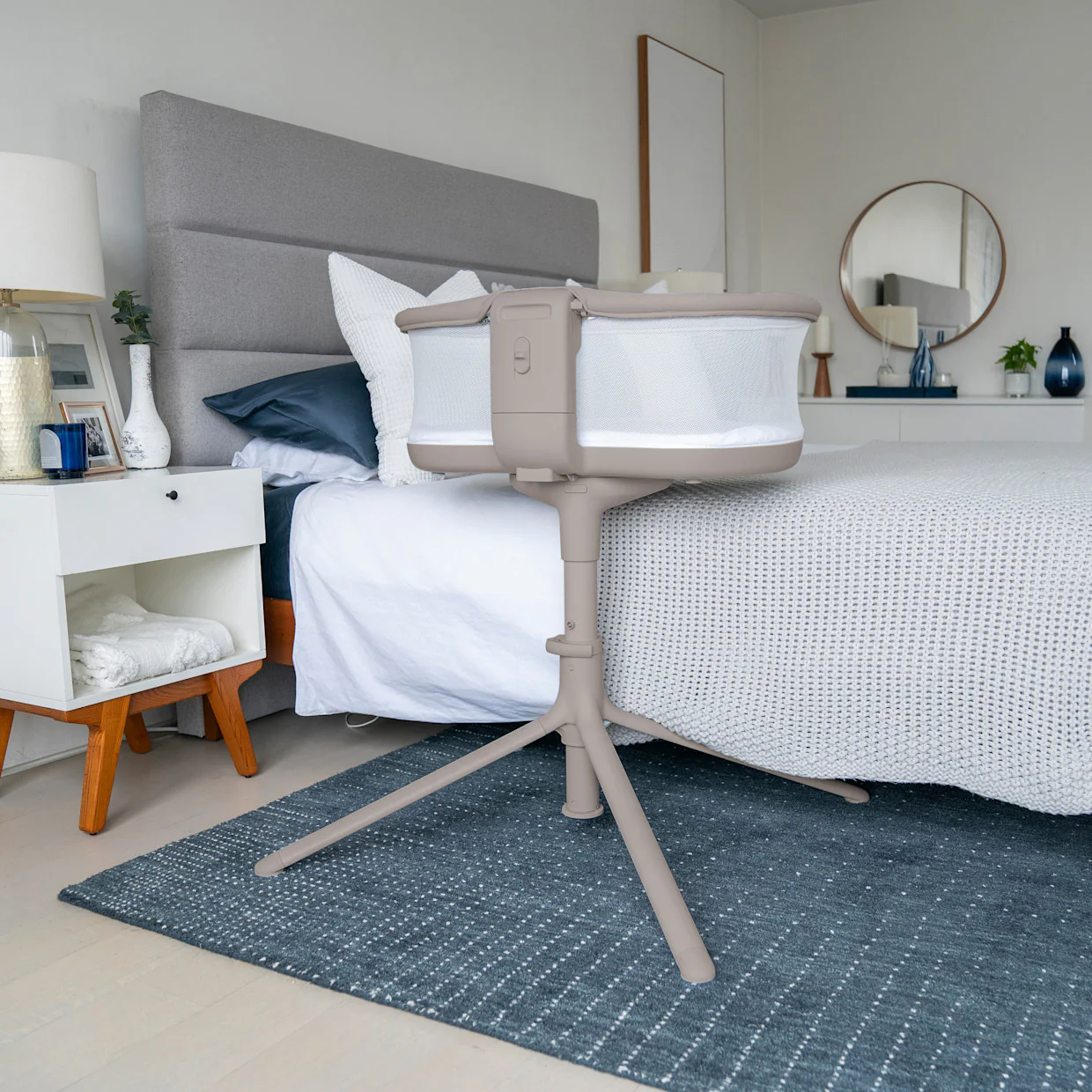 Halo Bassinest Swivel Sleeper 3.0, Warm Grey - Image 3